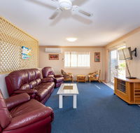 Stylish Unit Opposite Foreshore - Sylvan Beach Esp Bellara - Hotel Accommodation