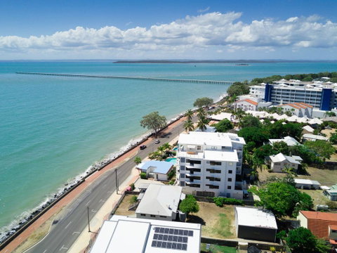 Sublime Beachfront Queenslander On The Esplanade - Hotel Accommodation 2