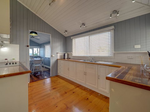 Sublime Beachfront Queenslander On The Esplanade - Hotel Accommodation 1