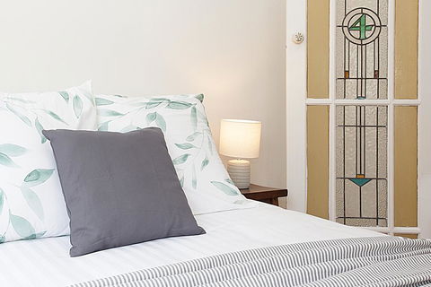 Sunlit 2-bed Apartment Metres From The Beach - Hotel Accommodation 1
