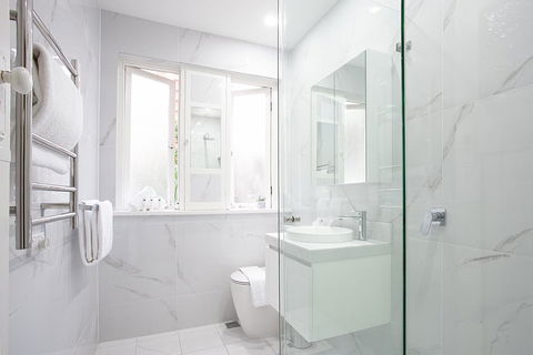 Sunlit 2-bed Apartment Metres From The Beach - Hotel Accommodation 3