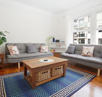 Sunlit 2-bed Apartment Metres From the Beach - Hotel Accommodation