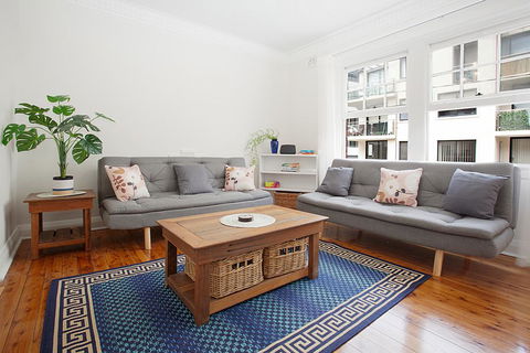 Sunlit 2-bed Apartment Metres From The Beach - Hotel Accommodation 0