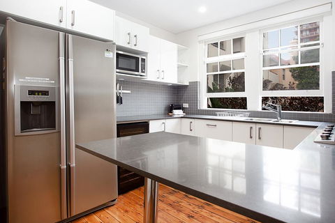 Sunlit 2-bed Apartment Metres From The Beach - Hotel Accommodation 2