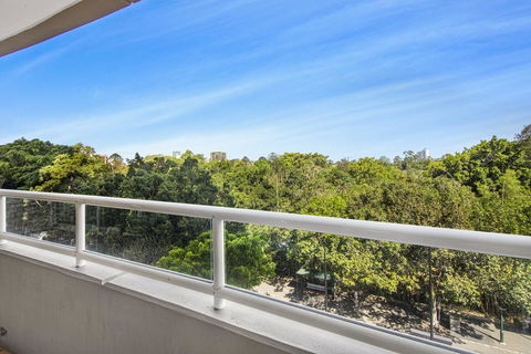 Super Convenient Apartment With Garden Views - Hotel Accommodation 0