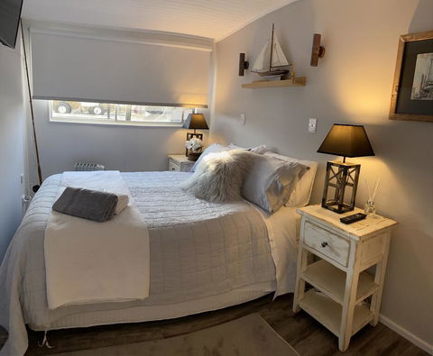 Swamp Fox Luxury 2BR Dutch Barge - Hotel Accommodation 1