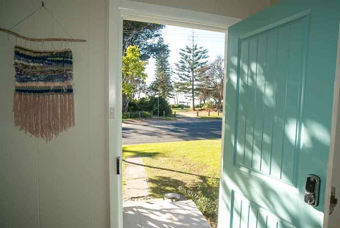 Tallowood Beachfront Cottage - Hotel Accommodation 2