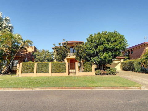Tarcoola 41 - 5 BDRM Canal Home With Pool - Hotel Accommodation 1