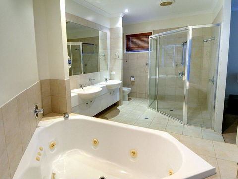 Tarcoola 41 - 5 BDRM Canal Home With Pool - Hotel Accommodation 2