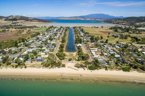 Aqua Beachfront! - Hotel Accommodation 18