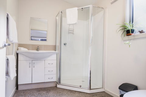 Hazards Escape - The Top Shack & The Short Stack - Hotel Accommodation 3