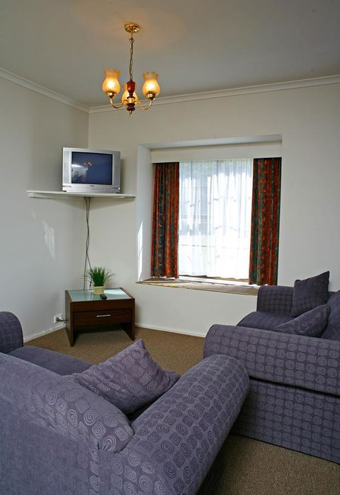 The Fox And Hounds Historic Hotel - Hotel Accommodation 24