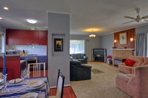 Jacaranda House - Hotel Accommodation 2