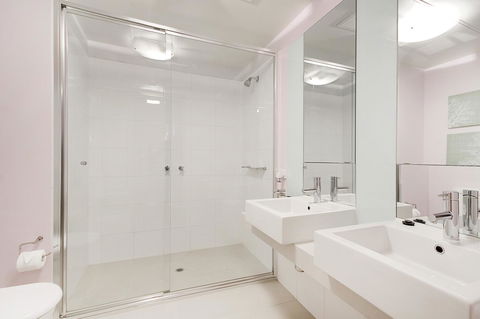 Waterfront Melbourne Apartments - Hotel Accommodation 24