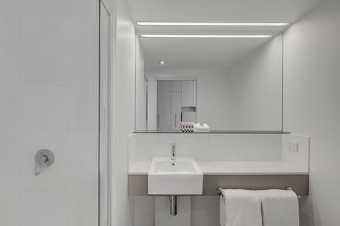 Travelodge Hotel Melbourne Docklands - Hotel Accommodation 8