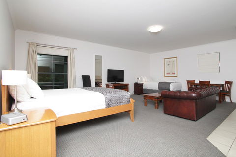Quality Inn & Suites The Menzies - Hotel Accommodation 9