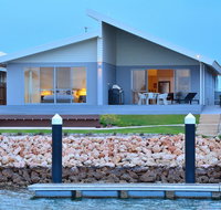 The Carnarvon Luxury Canal Home - Hotel Accommodation