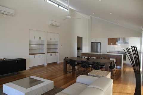 The Carnarvon Luxury Canal Home - Hotel Accommodation 3