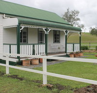 The Dollhouse Cottage - Hotel Accommodation