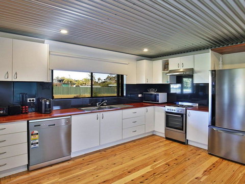 The Lobster Pot - Great Outdoor Eating Area - Hotel Accommodation 2