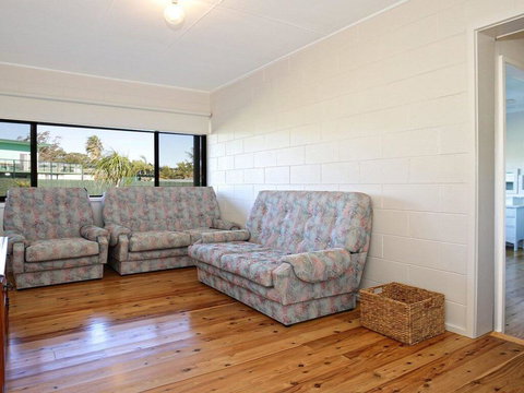 The Lobster Pot - Great Outdoor Eating Area - Hotel Accommodation 3