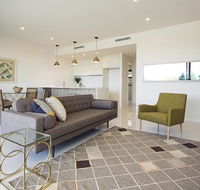 The Princess Bride - Executive 3BR Bulimba Apartment with Balcony in Central Location - Hotel Accommodation