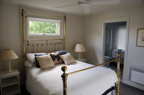 The Red Feather Inn - Hotel Accommodation 0