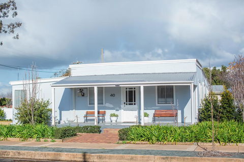 The Rested Guest 3 Bedroom Cottage West Wyalong - Hotel Accommodation 0