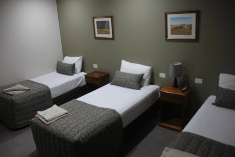 The Saltbush Motor Inn - Hotel Accommodation 2