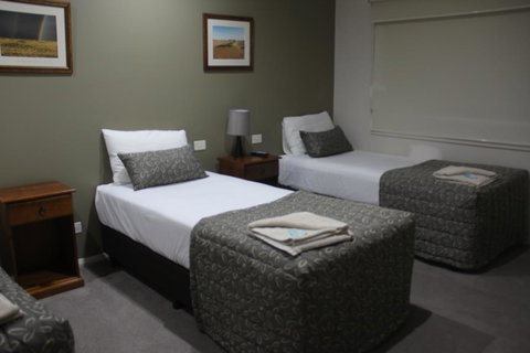 The Saltbush Motor Inn - Hotel Accommodation 3