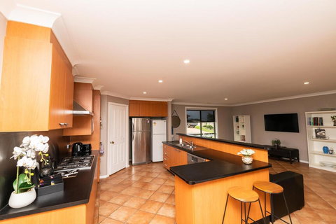 The Tinnock Entertainer Large & Comfy + Wifi - Hotel Accommodation 3