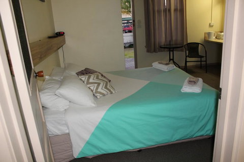 Tocumwal Hotel Motel (The Palms) - Hotel Accommodation 0