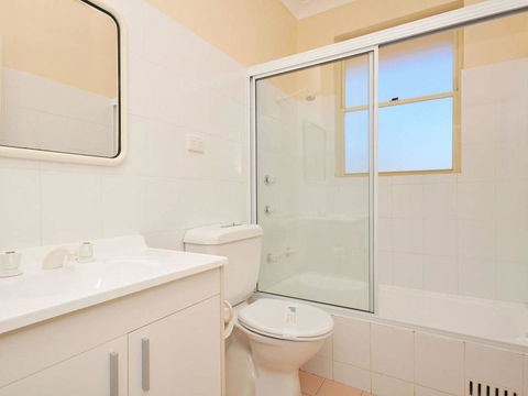 Toowoon Beach View 3br Villa 4 Just Steps To Beach With Views - Hotel Accommodation 3