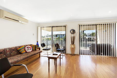 Townhouse In The Heart Of Port Stephens - Hotel Accommodation 0