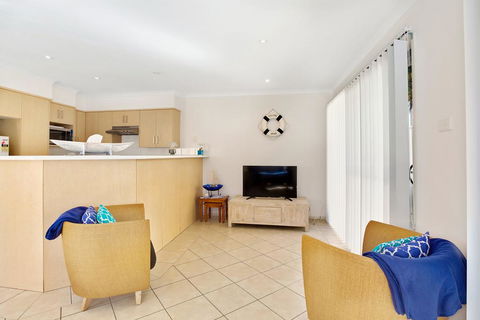 Townhouse In The Heart Of Port Stephens - Hotel Accommodation 3