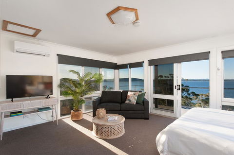Tranquil Waters - With Mesmerising Waterviews - Hotel Accommodation 1
