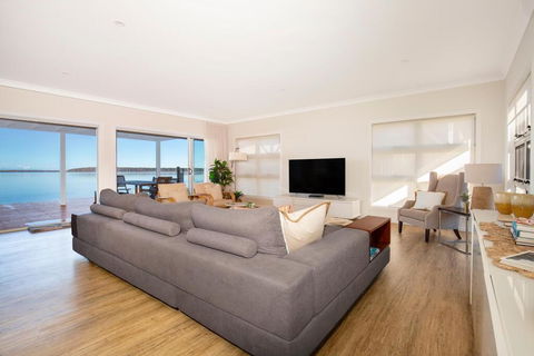 Tranquility Absolute Waterfront - Pet Friendly - 10 Mins To Hyams Beach - Hotel Accommodation 2