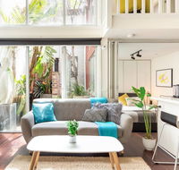 Trendy Loft Near Smith St. with Cosy Courtyard and Parking - Hotel Accommodation