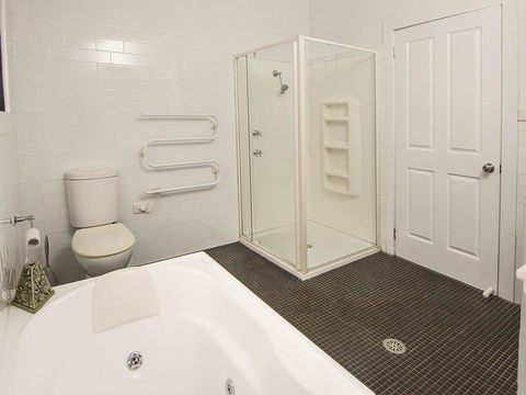 Tuppy's On The Lake - Hotel Accommodation 3