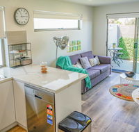 U201 Brunswick Living Brand New Deluxe Balcony Upper Floor Apartment close to Airport and CBD - Hotel Accommodation