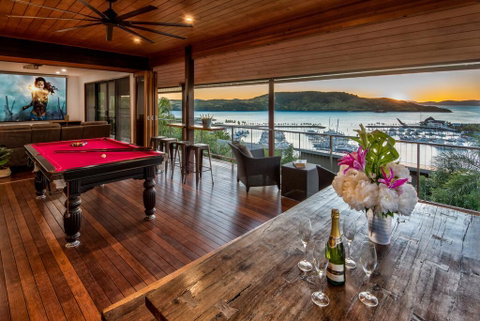 Uisce Luxury Holiday House With Jacuzzi Pool Table Cinema Premium Foxtel And Two Buggies - Hotel Accommodation 2