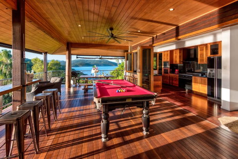 Uisce Luxury Holiday House With Jacuzzi Pool Table Cinema Premium Foxtel And Two Buggies - Hotel Accommodation 3