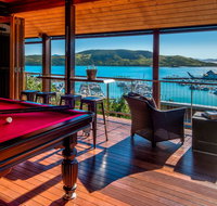 Uisce Luxury Holiday House With Jacuzzi Pool Table Cinema Premium Foxtel And Two Buggies - Hotel Accommodation
