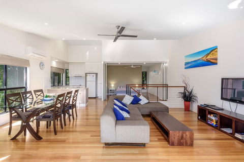 Unit 1 Rainbow Surf - Modern, Two Storey Townhouse With Large Shared Pool, Close To Beach And Shop - Hotel Accommodation 0