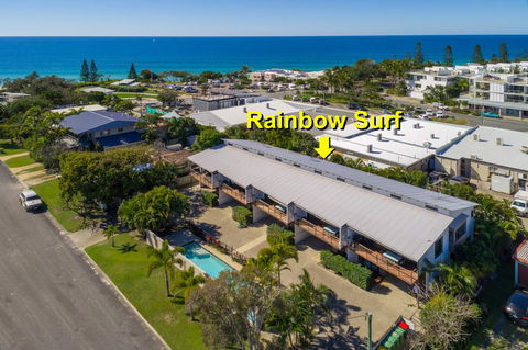 Unit 1 Rainbow Surf - Modern, Two Storey Townhouse With Large Shared Pool, Close To Beach And Shop - Hotel Accommodation 2