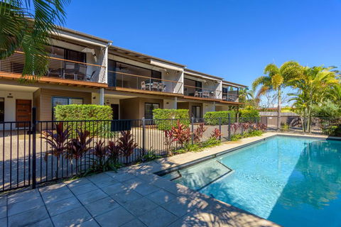 Unit 1 Rainbow Surf - Modern, Two Storey Townhouse With Large Shared Pool, Close To Beach And Shop - Hotel Accommodation 1