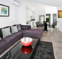 Views from Red Hill - Modern and Spacious Split-Level Executive 3BR Red Hill Apartment Close to CBD - Hotel Accommodation