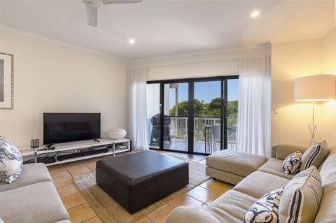 Wake Up To Ocean Views In Stylish Comfort - Hotel Accommodation 2