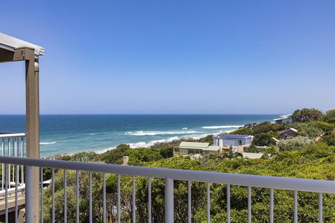 Wake Up To Ocean Views In Stylish Comfort - Hotel Accommodation 0