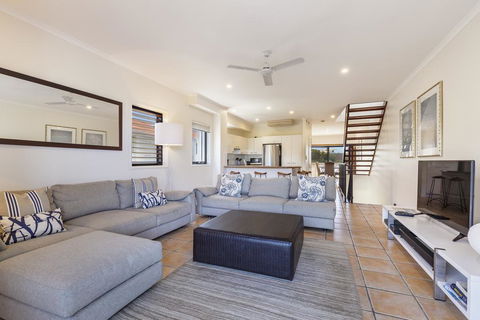Wake Up To Ocean Views In Stylish Comfort - Hotel Accommodation 1